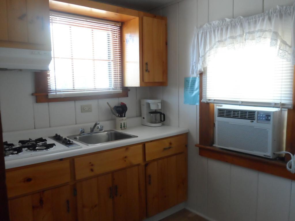 White Oak Motel & Cottages Holderness Room photo