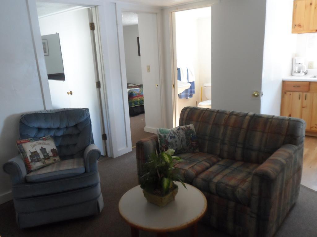 White Oak Motel & Cottages Holderness Room photo