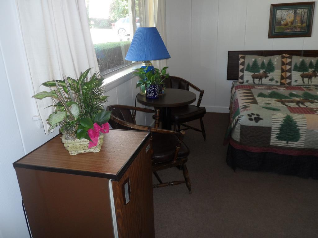 White Oak Motel & Cottages Holderness Room photo
