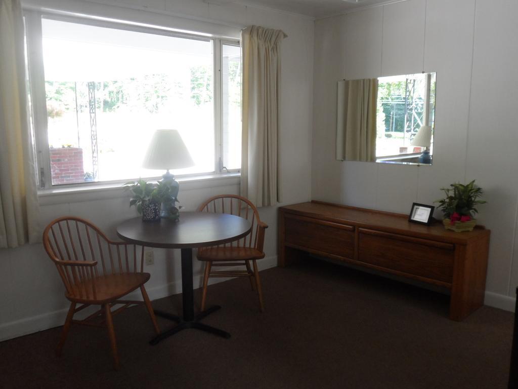 White Oak Motel & Cottages Holderness Room photo