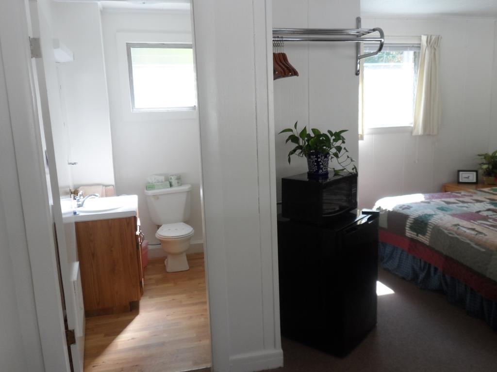 White Oak Motel & Cottages Holderness Room photo